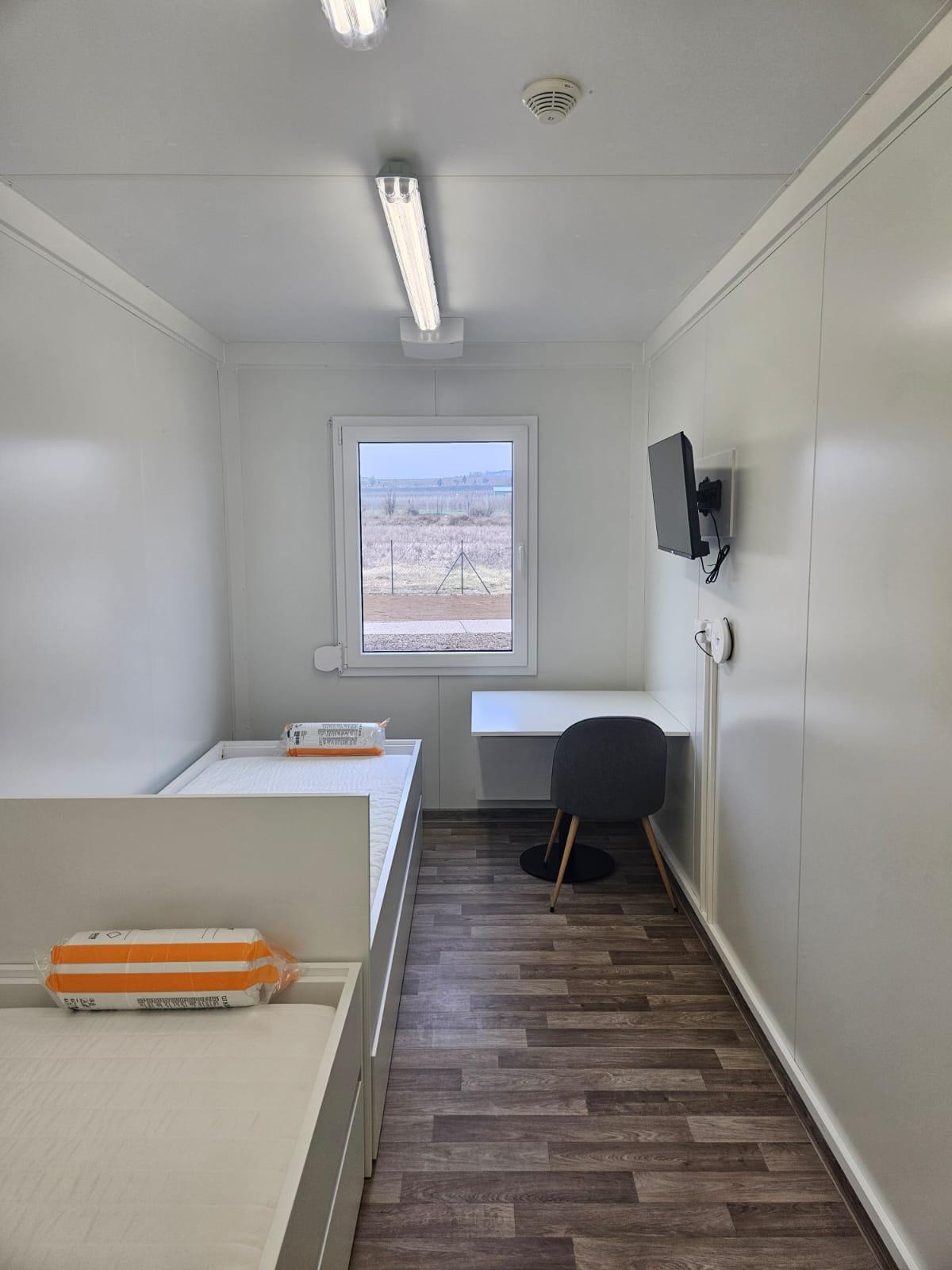 Möbliertes Zimmer mit Schreibtisch